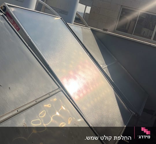 קולטי שמש ומיכלי מים על גג